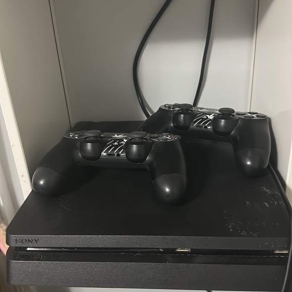 PS4 - Picture 2 of 2